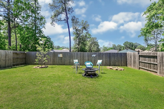 view of yard featuring a fire pit