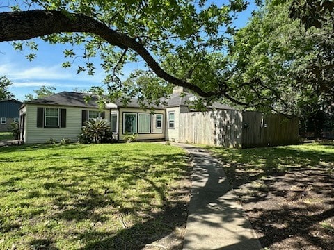 view of front facade with a front lawn