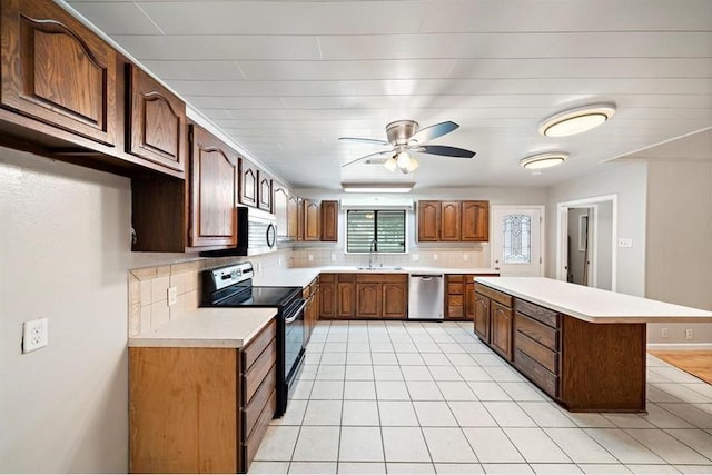 kitchen with tasteful backsplash, black range with electric cooktop, ceiling fan, sink, and dishwasher