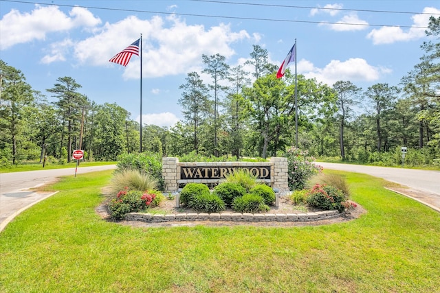 community sign featuring a yard