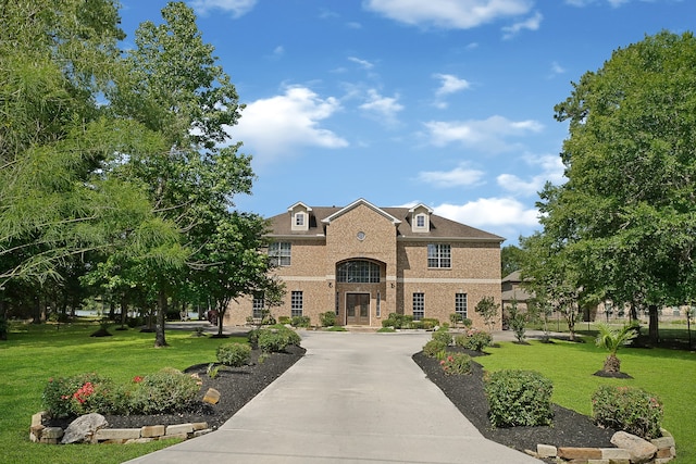 view of front of home featuring a front yard