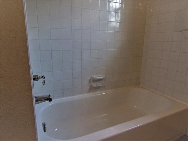 bathroom with tiled shower / bath combo