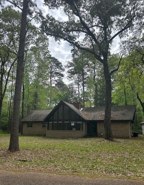 view of front facade with a front yard