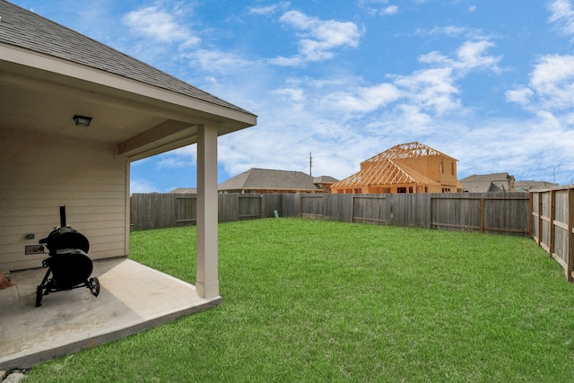 view of yard featuring a patio area