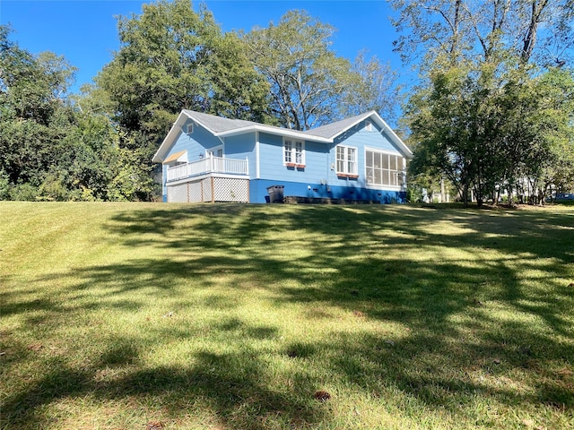 view of front of house featuring a front lawn