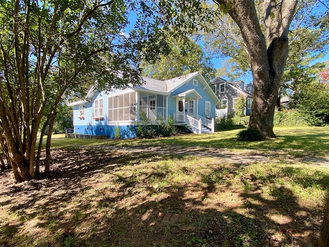 view of front facade featuring a front yard