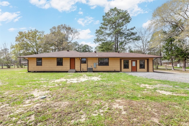 ranch-style house featuring a front lawn