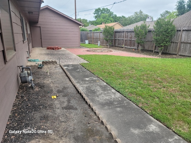 view of yard featuring a patio area