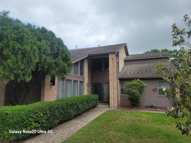 view of front of property featuring a front yard