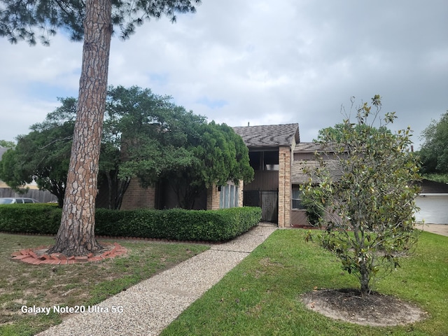 view of front of house featuring a front yard