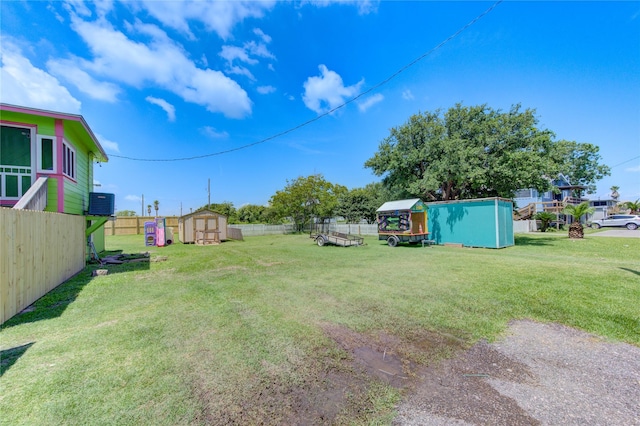 view of yard featuring a shed