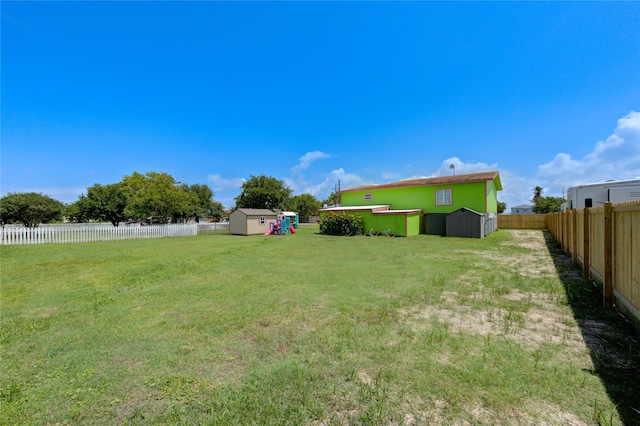 view of yard featuring a storage unit