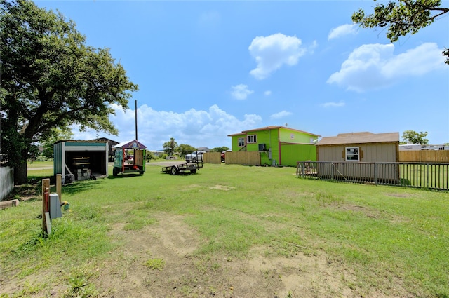 view of yard featuring an outbuilding