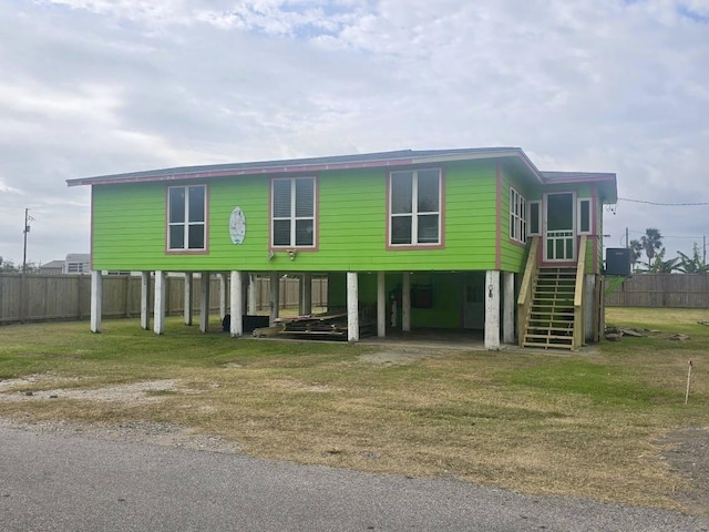 view of front facade featuring a front lawn