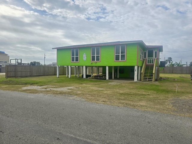 view of front of property featuring a front lawn