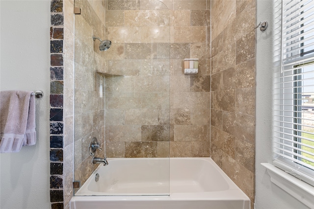 bathroom with tiled shower / bath combo