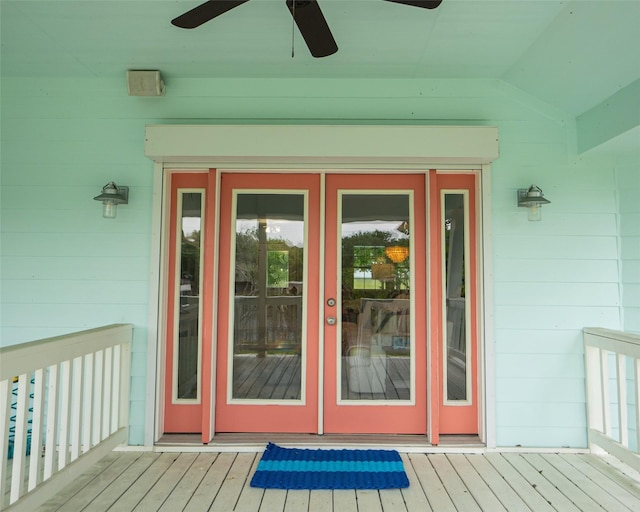 doorway to property with ceiling fan