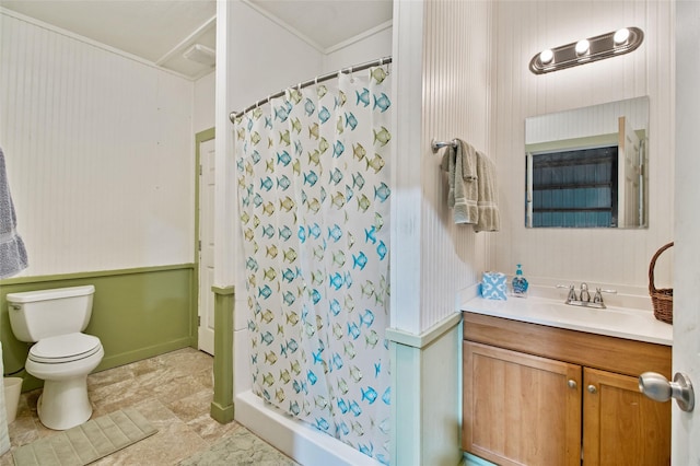 bathroom featuring a shower with curtain, vanity, and toilet