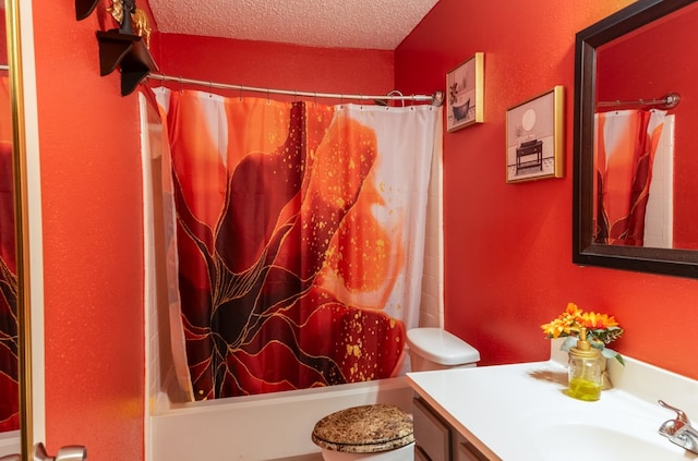 full bathroom featuring toilet, shower / bath combo with shower curtain, a textured ceiling, and large vanity