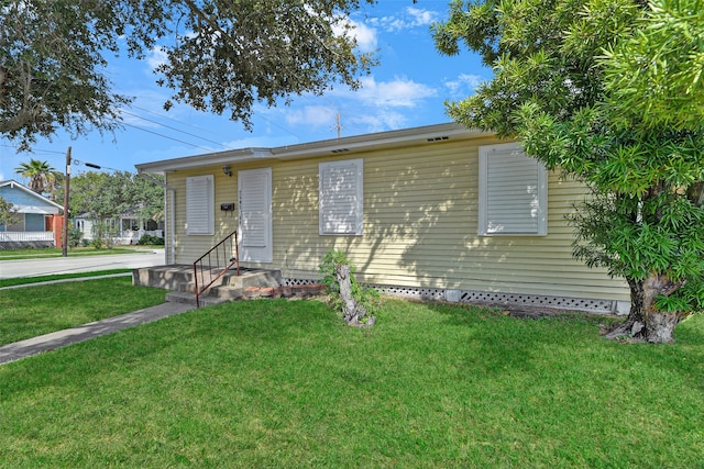 view of front of property featuring a front yard