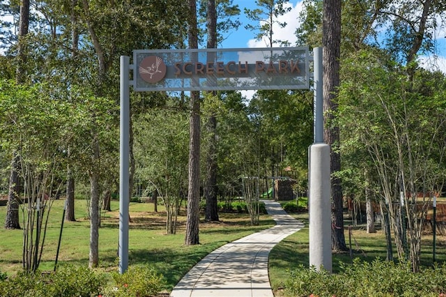 view of property's community featuring a lawn