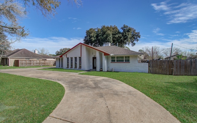 ranch-style house featuring a front yard