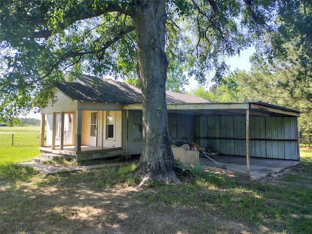 view of front of home featuring a front yard