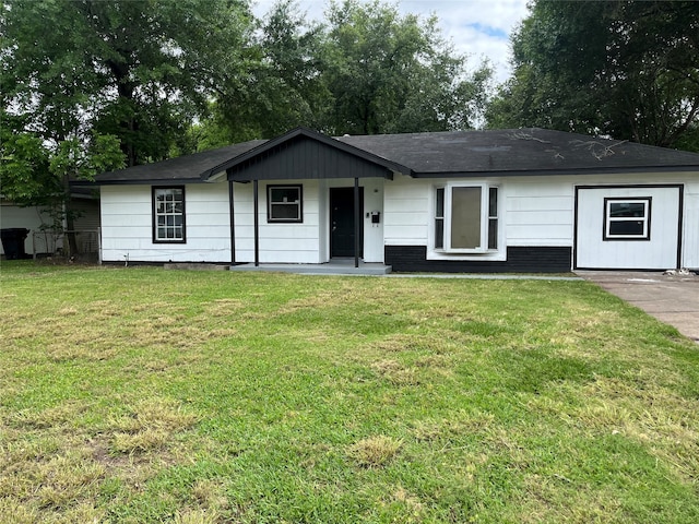 ranch-style house featuring a front lawn