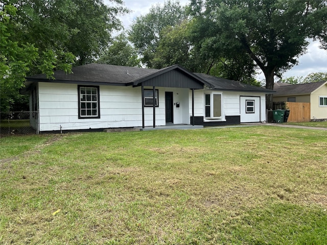 ranch-style house featuring a front yard