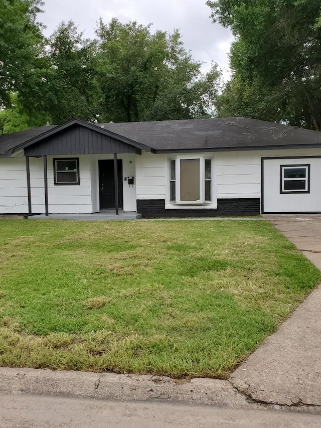 ranch-style house featuring a front yard