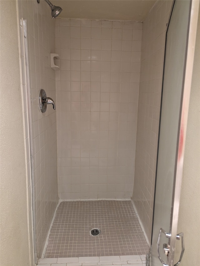 bathroom featuring tiled shower