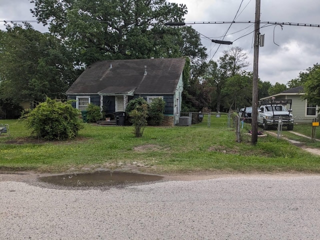 view of front facade with a front lawn