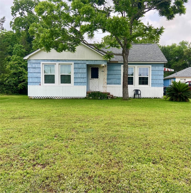 view of front of house featuring a front lawn