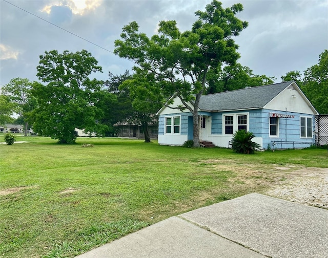 view of front of home featuring a front lawn