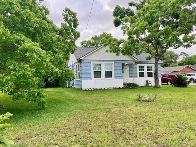 view of front of home featuring a front lawn