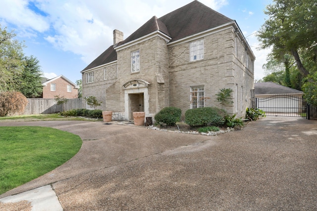 view of front facade featuring a garage and a front lawn