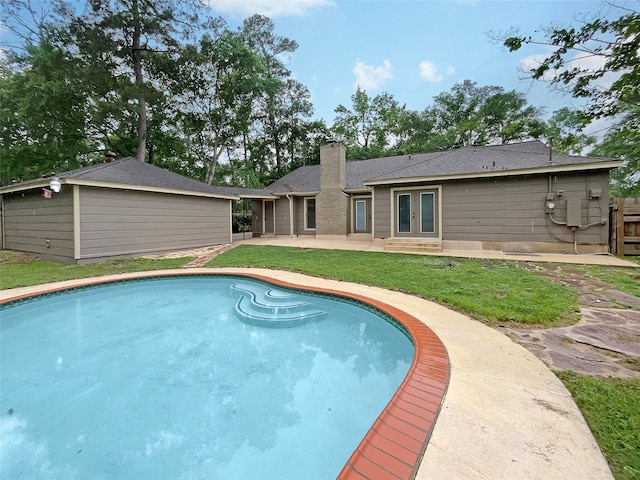 view of pool with a lawn