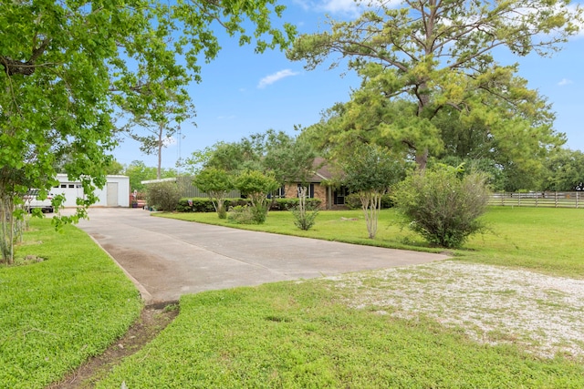 view of front of property featuring a front lawn