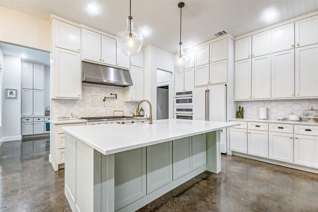 kitchen featuring white cabinets, tasteful backsplash, and a kitchen island with sink