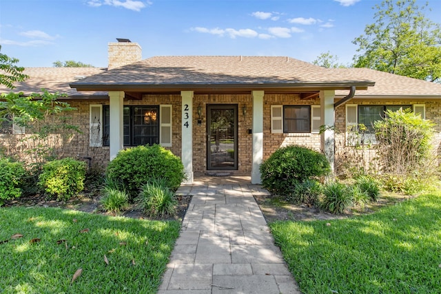 view of front of house featuring a front lawn