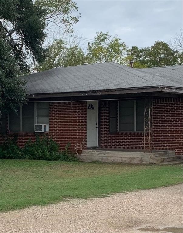 ranch-style home featuring a front lawn