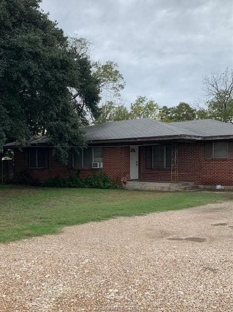 view of front facade featuring a front yard