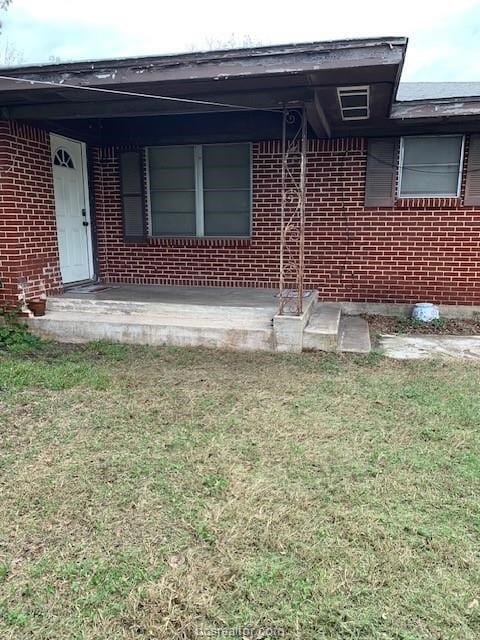 view of front of property featuring a front lawn