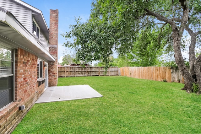 view of yard featuring a patio area