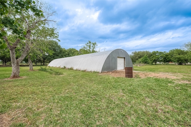 view of yard with an outdoor structure