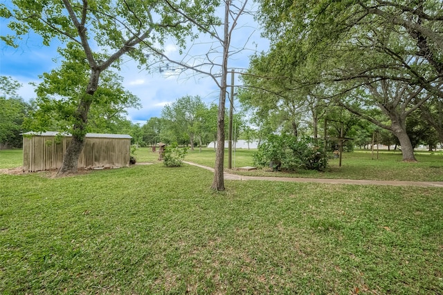 view of yard with an outbuilding