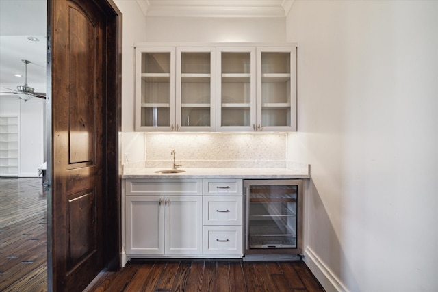 bar with beverage cooler, ceiling fan, sink, backsplash, and dark hardwood / wood-style floors