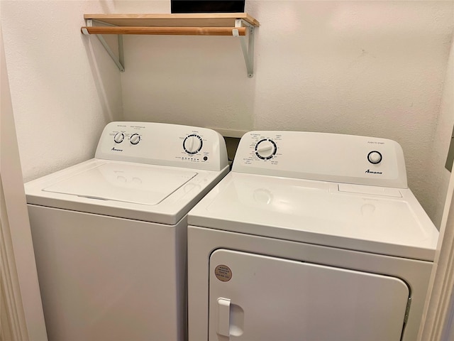 washroom featuring washing machine and clothes dryer