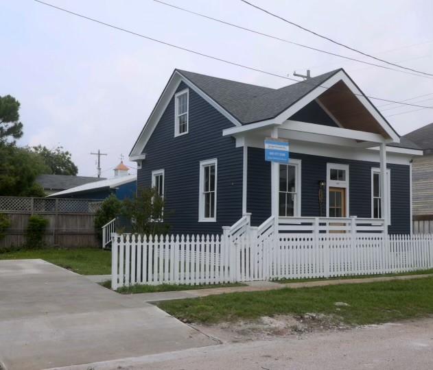 view of front of property with a porch