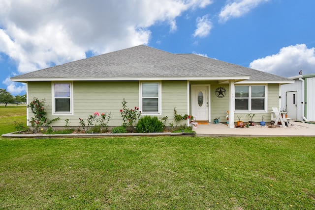 view of front of property featuring a front yard